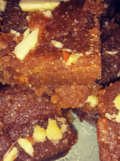 வால்நட் பாதாம் வெல்ல பர்பி (Walnut badam vella burfi recipe in tamil) செய்முறை முக்கிய புகைப்படம்