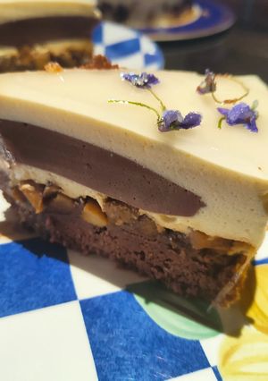 Une photo de Entremet vanille chocolat et pommes caramélisées