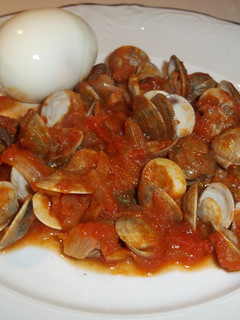 Una foto de Almejas frescas encebolladas con salsa de tomate