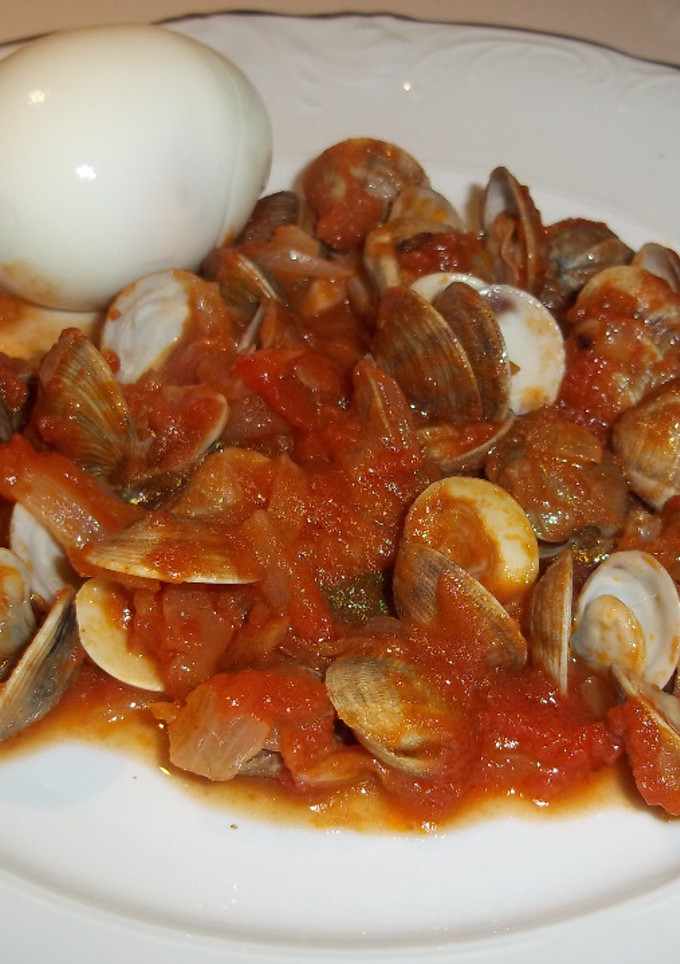 Una foto de Almejas frescas encebolladas con salsa de tomate