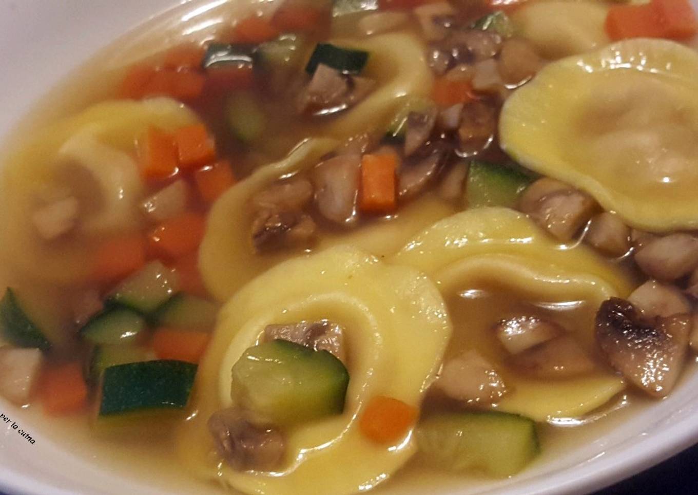 Sopa de Tortellinis de calabaza con tropezones de verdura y champiñones