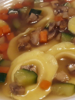 Una foto de Sopa de Tortellinis de calabaza con tropezones de verdura y champiñones