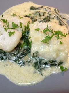 Una foto de Bacalao con espinacas a la crema