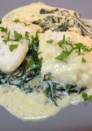 Una foto de Bacalao con espinacas a la crema