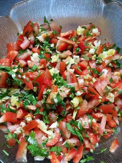 صورة لوصفة سلطة الفليفلة الحمرا طعم جدا شهي ومنعش ☺😋😋