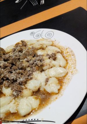 Una foto de Ñoquis con salsa de carne! Fácil fácil