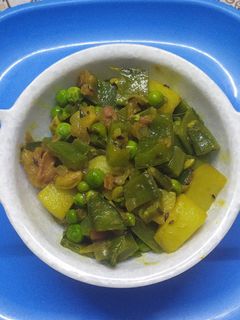 मिक्स वेज सब्जी (Mix veg sabzi recipe in Hindi) रेसिपी मुख्य फोटो