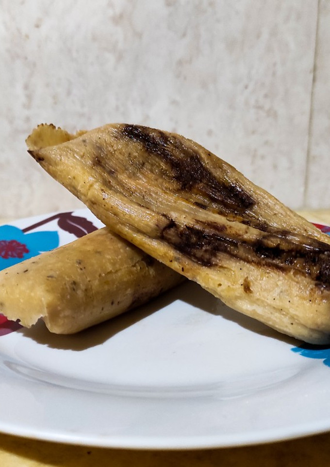 Una foto de Tamales de mole negro ✨