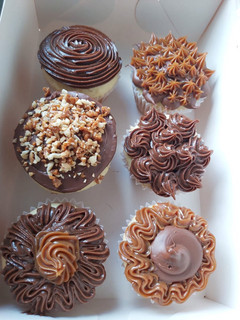 Una foto de 🧁Cupcakes de vainilla rellenos con dulce de leche