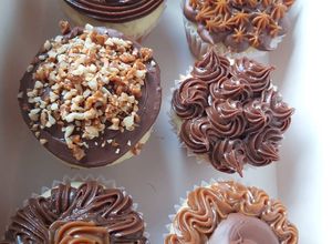Una foto de 🧁Cupcakes de vainilla rellenos con dulce de leche