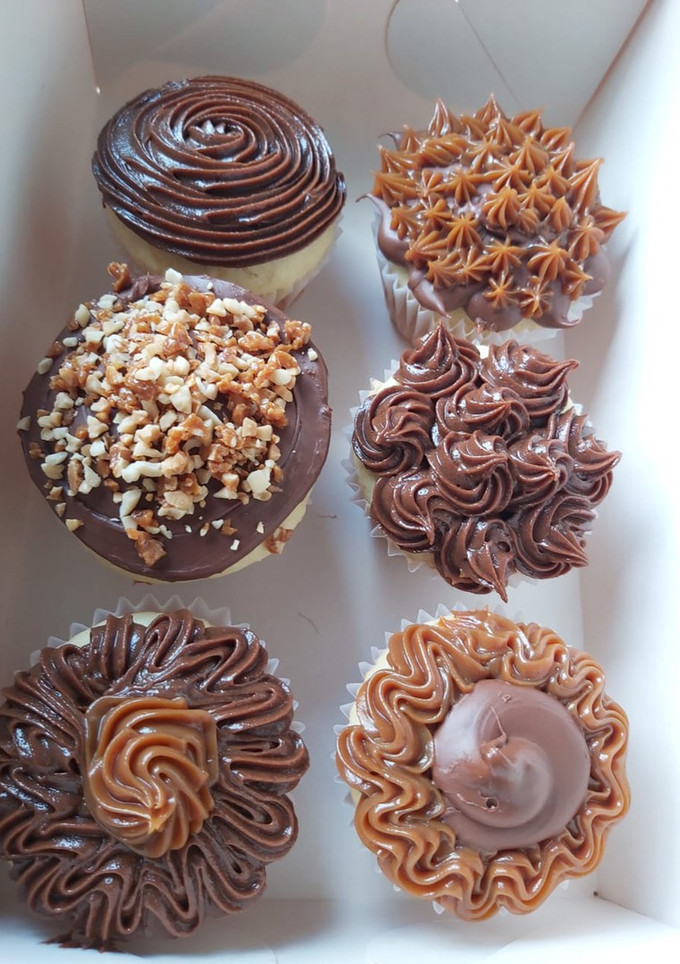Una foto de 🧁Cupcakes de vainilla rellenos con dulce de leche
