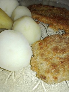 Una foto de Milanesas de filet de Merluza con verduras hervidas!!