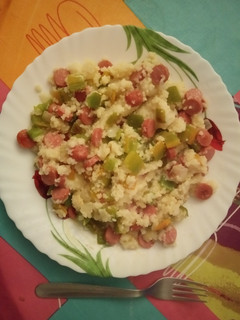 Una foto de Cuscús con verduras y salchichas
