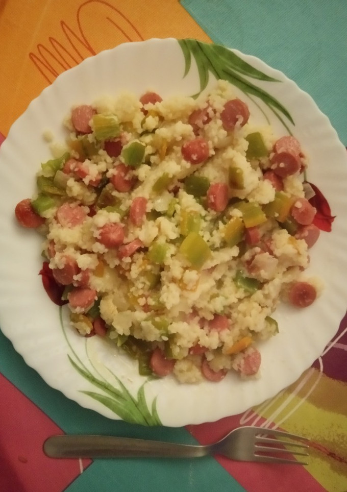 Una foto de Cuscús con verduras y salchichas
