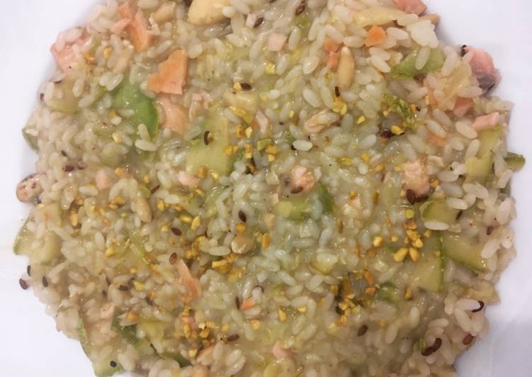 Risotto zucchine e salmone affumicato con granella di pistacchi