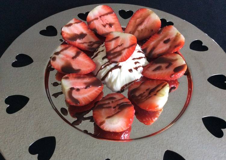 Strawberries with Chantilly Cream and Chocolate