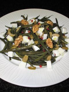 Una foto de Ensalada de judías redonda al vapor con queso de cabra y nueces