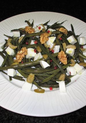Una foto de Ensalada de judías redonda al vapor con queso de cabra y nueces