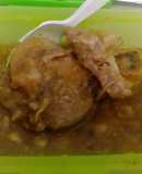 Codillo (chamorro) de cerdo en chile verde y maíz