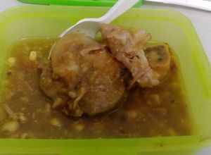 Una foto de Codillo (chamorro) de cerdo en chile verde y maíz