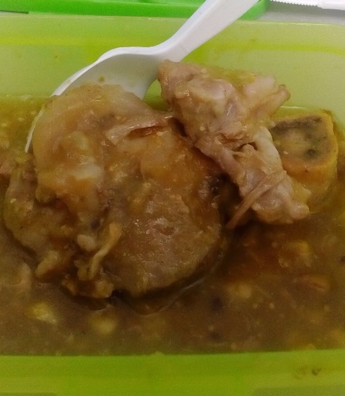 Una foto de Codillo (chamorro) de cerdo en chile verde y maíz
