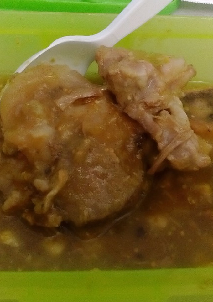 Una foto de Codillo (chamorro) de cerdo en chile verde y maíz