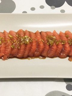 Una foto de Sashimi de salmón