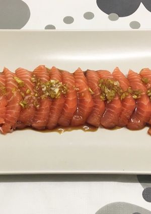 Una foto de Sashimi de salmón