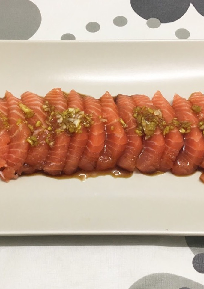 Una foto de Sashimi de salmón