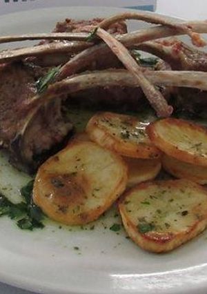 Una foto de Costillas de cordero con salsa de oliva