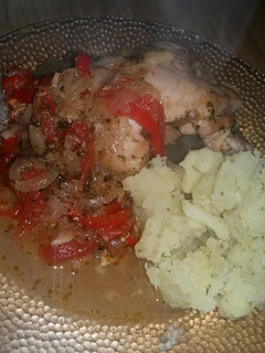 Una foto de Pollo al disco (en olla para no salir afuera) con cerveza rubia