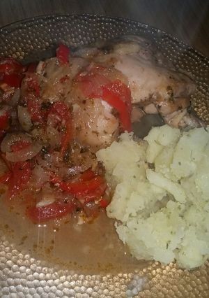 Una foto de Pollo al disco (en olla para no salir afuera) con cerveza rubia