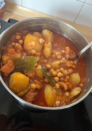 Una foto de Garbanzos con chorizo by Darian