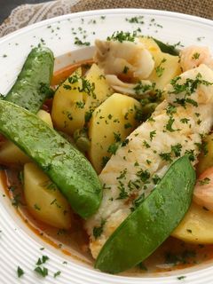 Una foto de Guiso de bacalao gambas y tirabeques