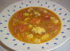 Una foto de Sopa de rape y gamba roja