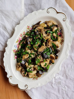 Una foto de Berenjenas con champiñones 🍆 🍄Berenjenas salteadas en AOVE con champignones, ajo y perejil 🍆 BBB