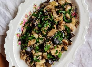 Una foto de Berenjenas con champiñones 🍆 🍄Berenjenas salteadas en AOVE con champignones, ajo y perejil 🍆 BBB