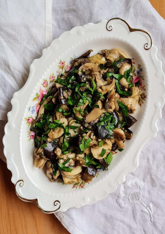 Una foto de Berenjenas con champiñones 🍆 🍄Berenjenas salteadas en AOVE con champignones, ajo y perejil 🍆 BBB