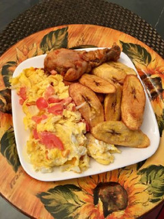 A picture of Fried eggs with fried plantain.