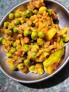 मटर-बटाटा भाजी (Matar Batata Bhaji Recipe In Marathi) रेसिपी चे मुख्य फोटो 