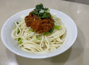 10分鐘肉醬拌麵（超快速簡單午餐🥣） 的食譜成品照片