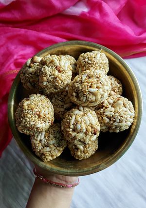 A picture of Til Mumura badam laddoo / Sesame peanut laddoo.