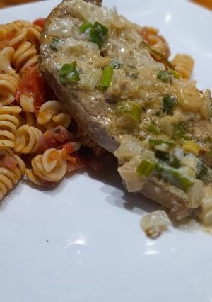 Una foto de Lomo al verdeo y fideos, cebolla morada y tomate