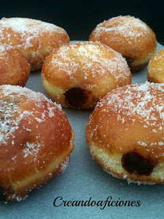 Una foto de Berlinas rellenas de chocolate y donuts caseros