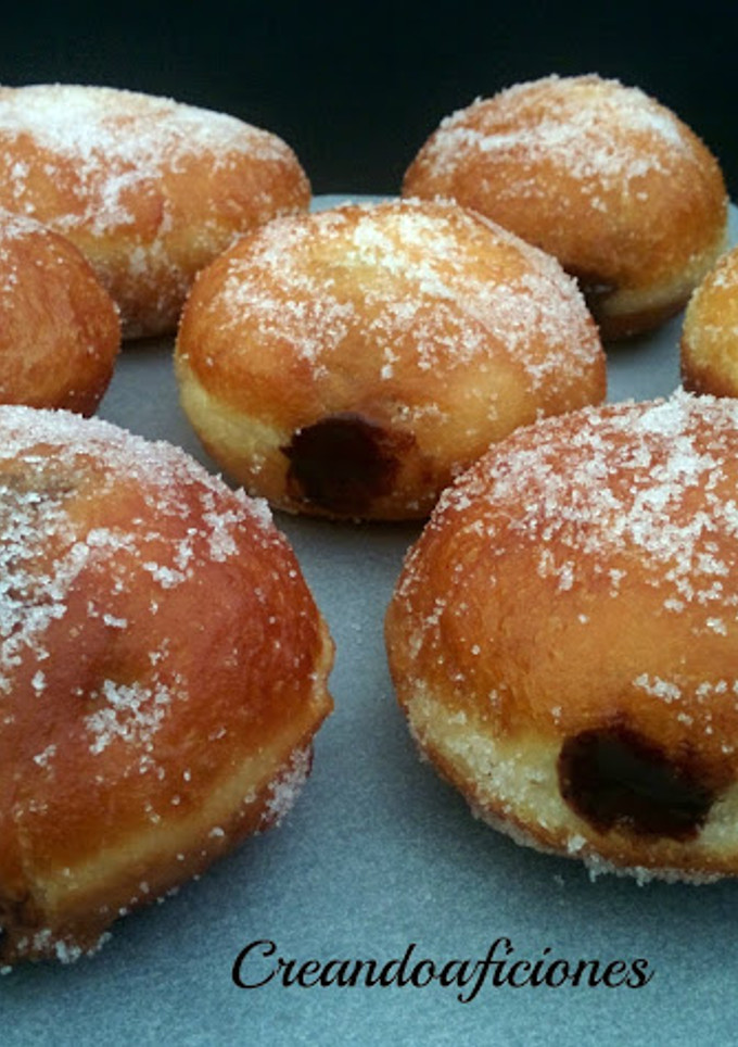 Una foto de Berlinas rellenas de chocolate y donuts caseros