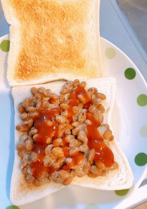 Hình của món Bánh mì kẹp natto.