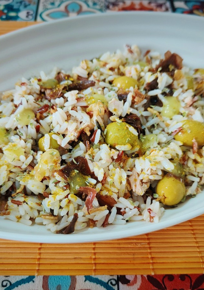 Una foto de Ensalada de arroz tricolor con atún y alga dulse