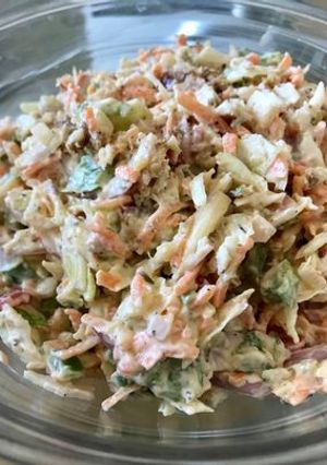 Φωτογραφία της συνταγής 🥗 Σαλάτα Coleslaw με καρύδια ζαμπόν & σος γιαούρτι