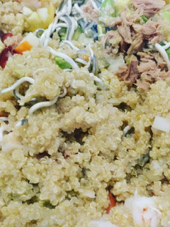 Una foto de Ensalada de quinoa aguacate atún y palitos de cangrejo