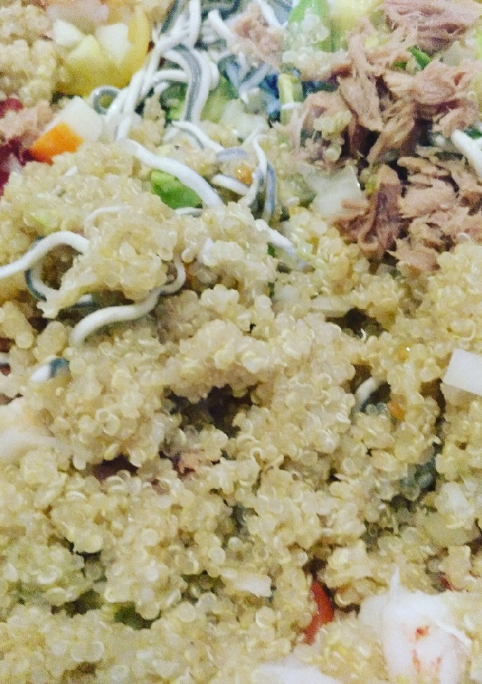 Una foto de Ensalada de quinoa aguacate atún y palitos de cangrejo